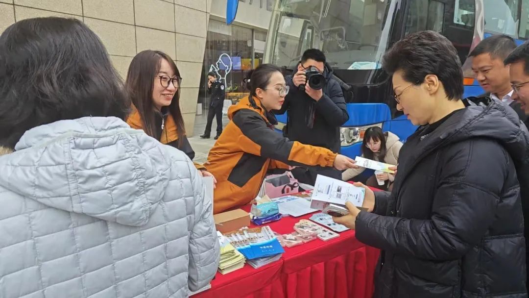 宜興市圖書館閱讀志愿者服務(wù)隊參與市學(xué)雷鋒紀(jì)念日志愿服務(wù)集中行動